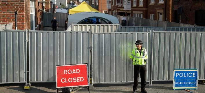 Έρευνες στα σπίτια των δύο Βρετανών που μολύνθηκαν από το Novichok – Επιχειρούν εκατοντάδες αστυνομικοί (Εικόνες-Βίντεο)